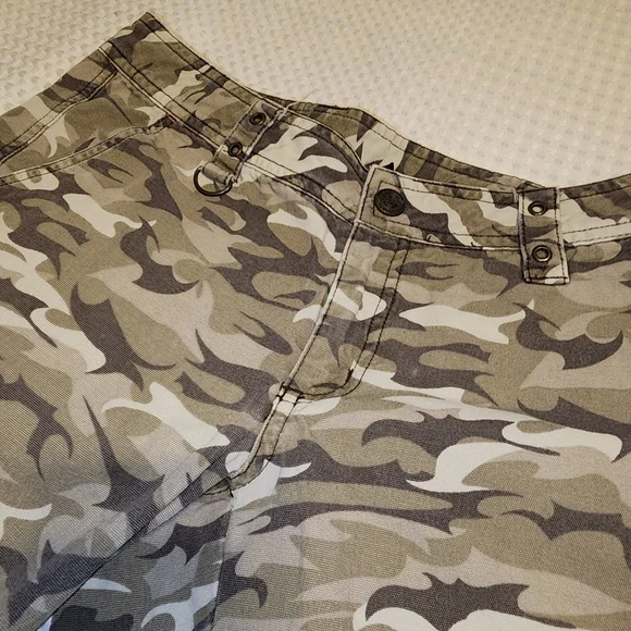 HARLEY DAVIDSON EUC WOMEN'S SIZE 2 CAMMO CAPRIS PANTS - Picture 3 of 7